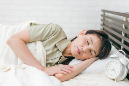 50代女性へ。寝不足・疲労感の原因は「寝姿勢の歪み」かも!