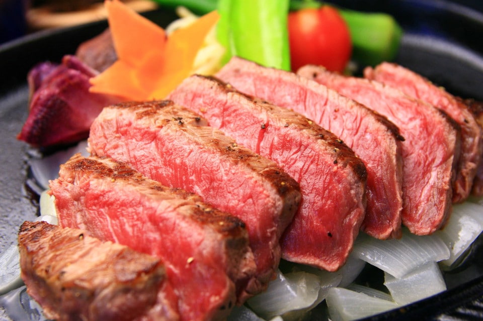 ミートセラーでディスプレイした上質な赤身肉を量り売り★
