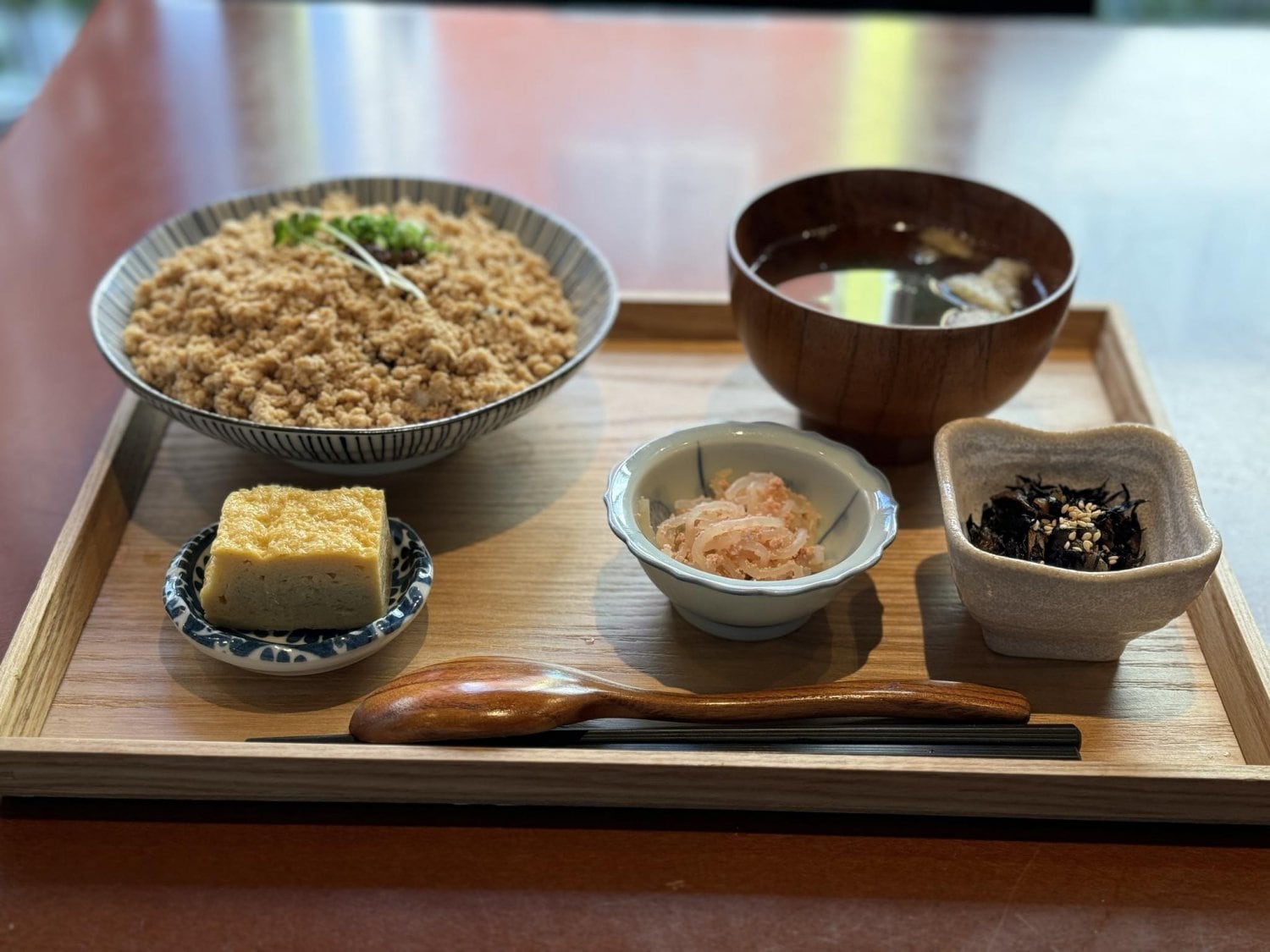 朝食：国産鶏そぼろ定食