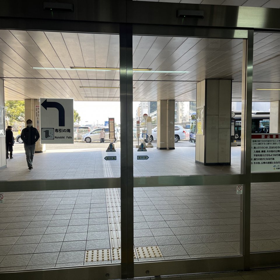 新神戸駅一階正面玄関の中から外を眺めた景色