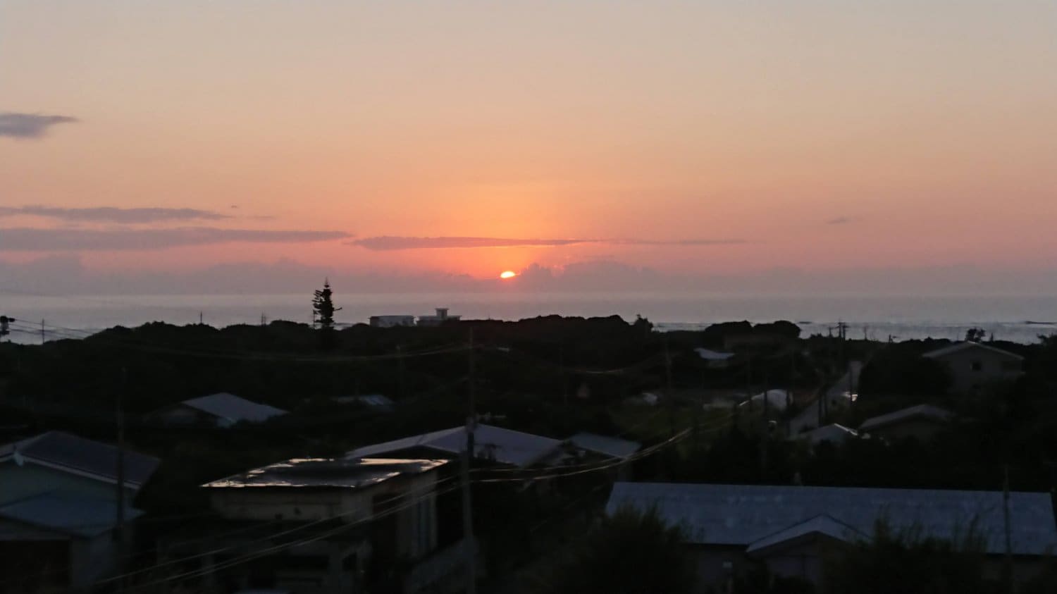 2階の高窓から朝陽が見える