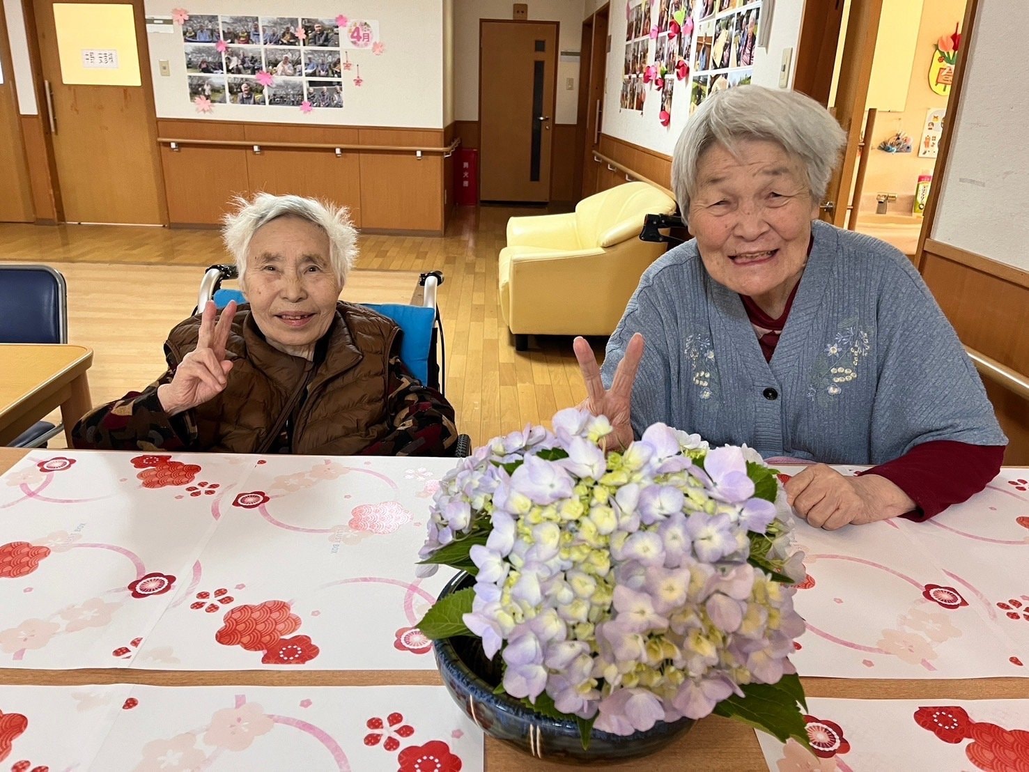 お食事会の前に紫陽花の前で笑顔