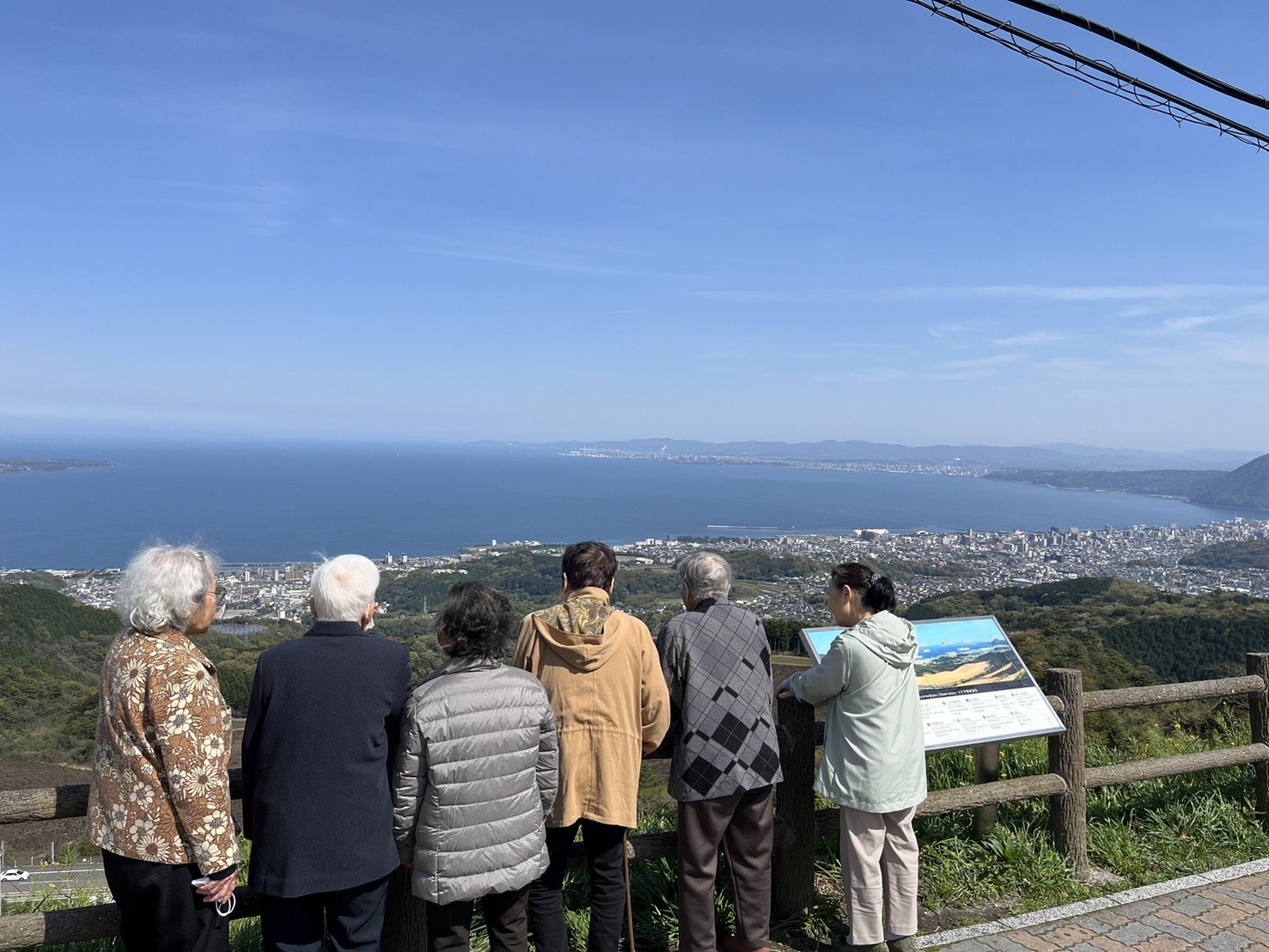 前ですが、みんなでドライブに行きました！青空が綺麗で写真が映えます。