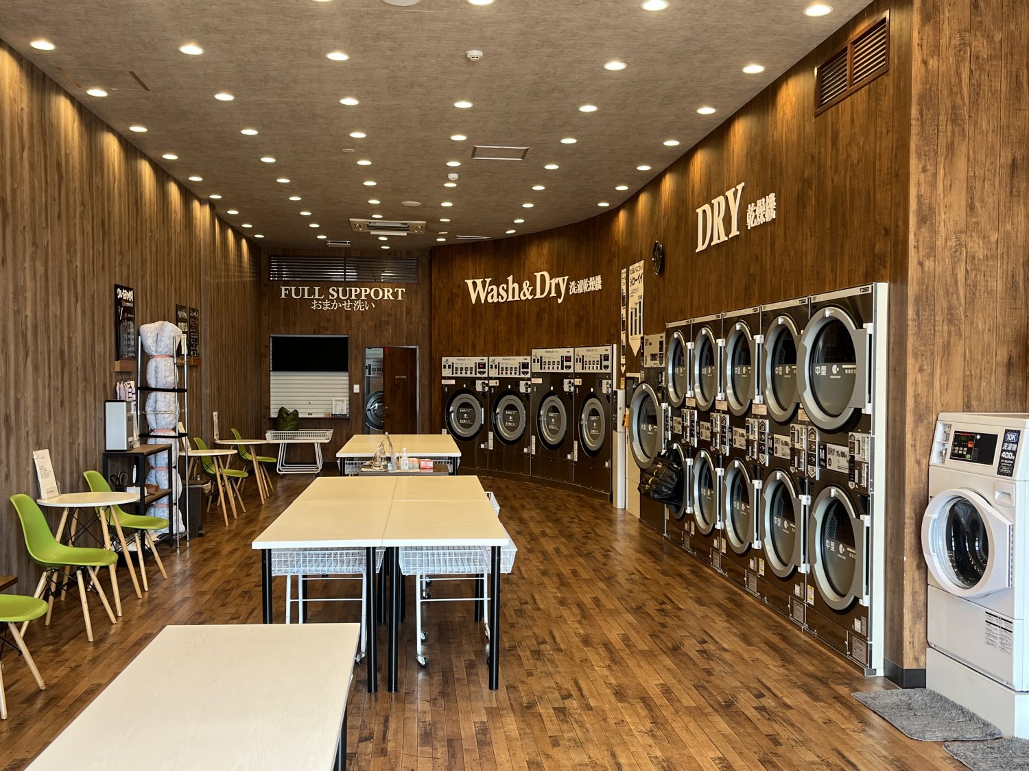 沖縄県宜野湾市「フトン巻きのジロー はにんす宜野湾店」の内観