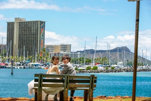 ハワイのマジックアイランドで、青い海と緑の景色に囲まれたウェディング。自然の美しさと愛の誓いを完璧に捉え、永遠に心に残る素晴らし