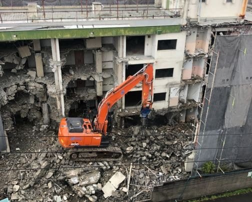 アパート解体工事(解体中)
