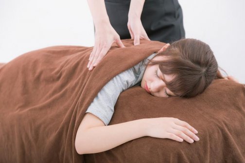 🔥背中の歪みが老け見えの原因?40代からの姿勢改善法✨