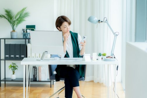 「デスクワークの悩み解消!座りっぱなしでお腹ぽっこりの原因と対策」