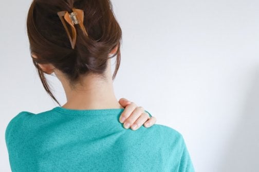【肩こりの本当の原因は首こり⁉】スマホ首が引き起こす5つの症状