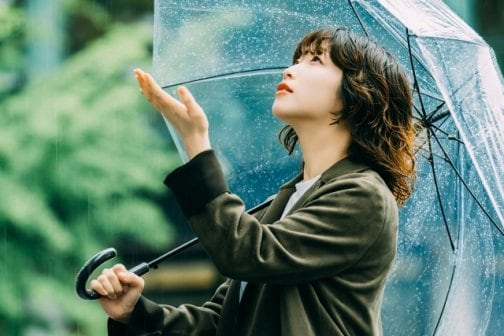 大雨・気圧変動で自律神経乱れに悩む女性の体調改善整体ケア