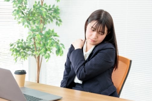 夏のエアコン冷えで肩こり・腰痛に悩む女性のための整体ケア