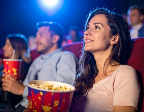 秋の夜長に映画やドラマを楽しめない女性へ｜更年期や自律神経の乱れ対策