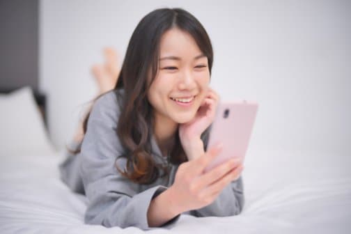 寝る前スマホが更年期世代の自律神経を乱し睡眠の質を下げる理由