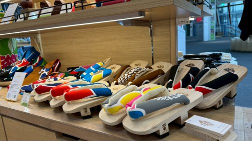四国こんぴら歌舞伎大芝居の幟を鼻緒に使用した琴平下駄が高松空港内セレクトショップにて展開中!