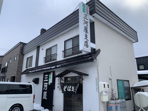 背開きされた老舗店のえび天そば