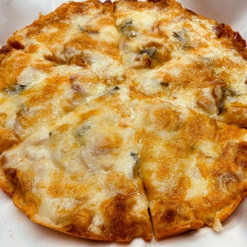 スモークチキンと大葉とモッツアレラチーズのピザ