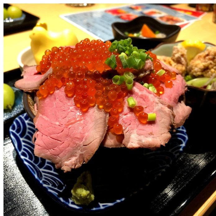 ランチタイムは定食、丼が豊富です。