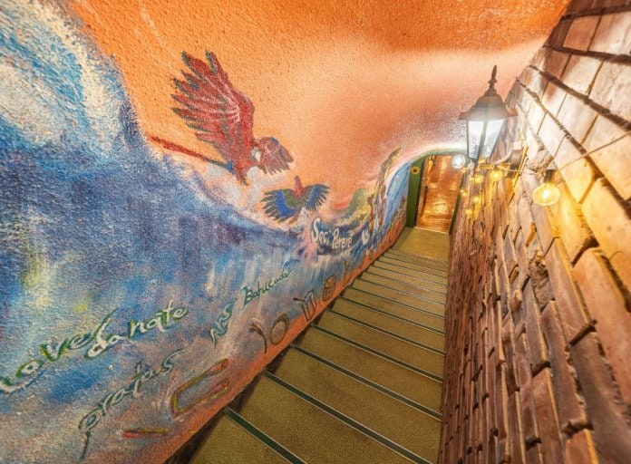 地下1階に続く階段の壁画アート