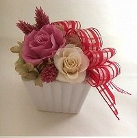 <クールピンク>チェックリボンスクエアアレンジ☆高さ16cmケース付【送料・消費税込】お花 プリザーブドフラワー プレゼント ギフト お誕生日 お祝い アークロスマルシェ