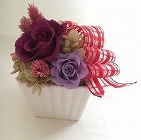 <パープル>チェックリボンスクエアアレンジ☆高さ16cmケース付【送料・消費税込】お花 プリザーブドフラワー プレゼント ギフト お誕生日 お祝い アークロスマルシェ