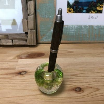 どんなサイズのペンでも立てられるガラスのペン立て(若緑)