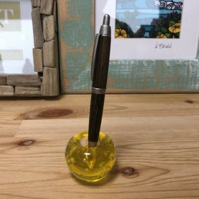 どんなサイズのペンでも立てられるガラスのペン立て(菜の花色)