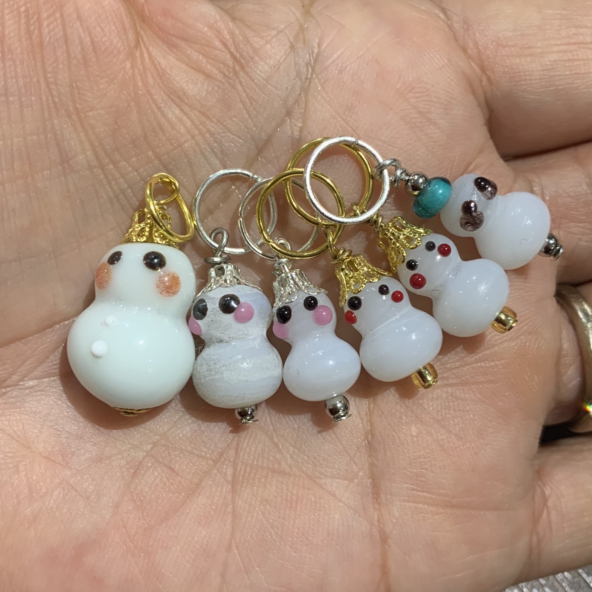 小川様専用 好評クリスマス限定 とんぼ玉の小さな小さな雪だるまとツリーセット ピアス、イヤリング取外しタイプ