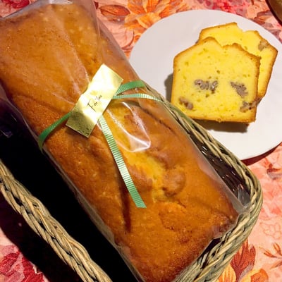 老舗レストランの変わらぬレシピ、胡桃のパウンドケーキ 約800グラム。弊社のスライス販売の場合、たっぷり15名様分の大容量です。夏場も安心の、冷凍便にてお届けいたします。