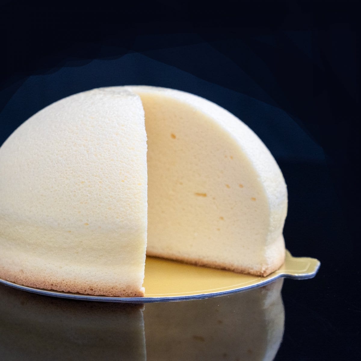《チーズのお山》まんまるいドーム型のチーズスフレ