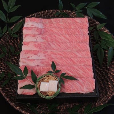 極上 松阪牛 肩ロース すき焼き・しゃぶしゃぶ用800g/肉のギフト通販なら老舗肉問屋小川/松坂牛や熟成肉などの絶品のお取り寄せグルメを取り揃えた専門店です。ステーキ用や焼肉用、すき焼き用など様々なシーンに向けた和牛肉、豚肉、鶏肉をお届け致します。