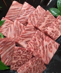 極上 松阪牛 肩ロース【ハネシタ】 焼肉用 400g/肉のギフト通販なら老舗肉問屋小川/松阪牛や熟成肉などの絶品のお取り寄せグルメを取り揃えた専門店です。ステーキ用や焼肉用、すき焼き用など様々なシーンに向けた和牛肉、豚肉、鶏肉をお届け致します。