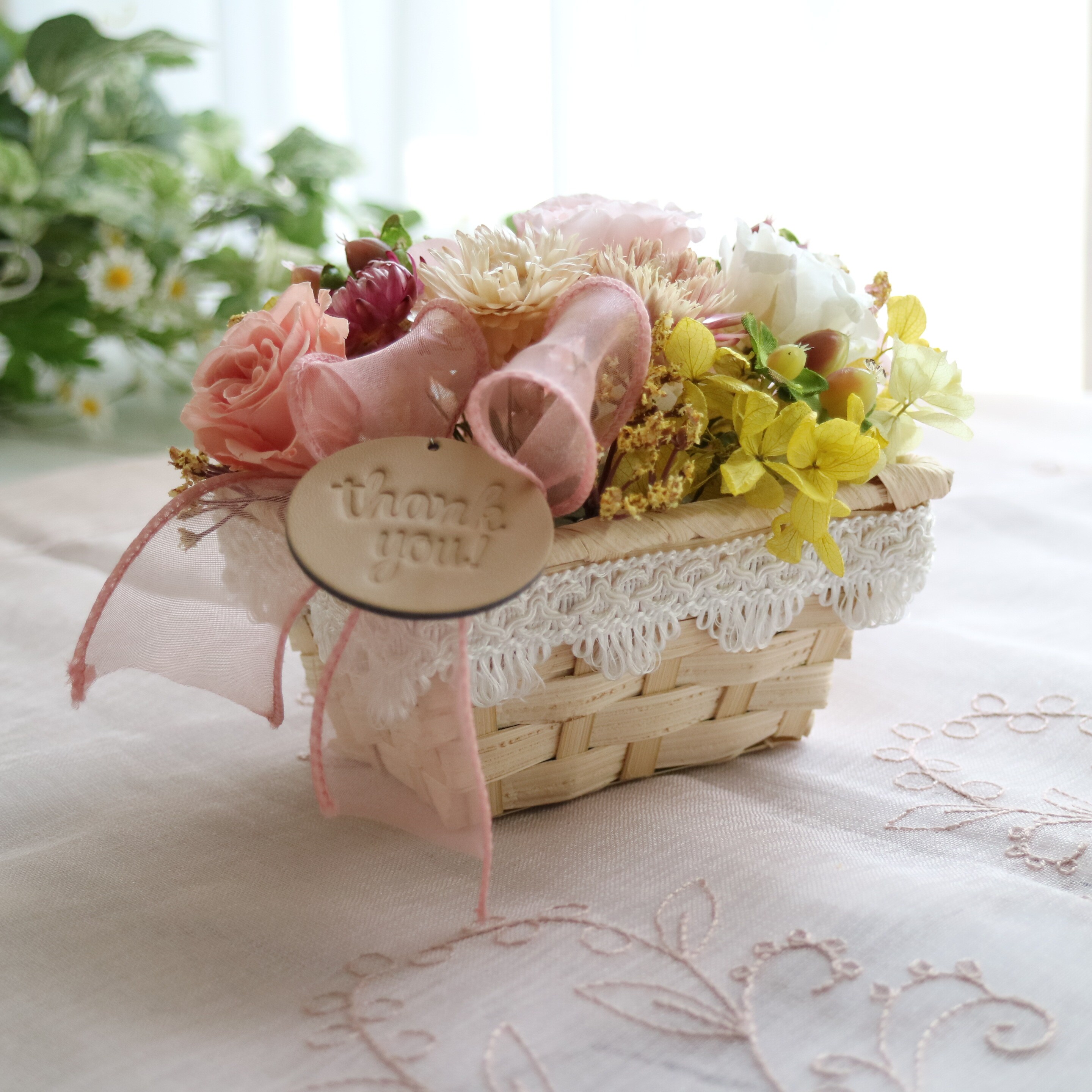 癒しと彩りのフラワーバスケット（ベージュ） プリザーブドフラワー