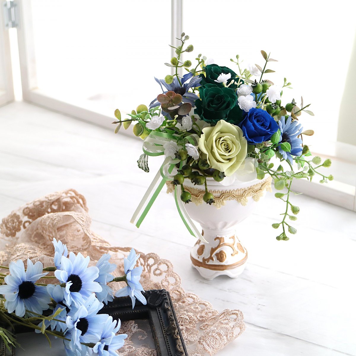ブルー＆ダークグリーンローズのアンティーク風アレンジ【ケース付き