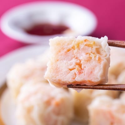 ぷりぷりの食感がたまらない!菖蒲庵のご自宅用エビプリ焼売40g×8個入。新鮮なムキエビをたっぷりと贅沢に使用しています。