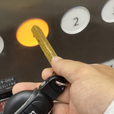 スティックキーホルダー(一面にお好きな文字を入れます)ボタン押しにも便利!