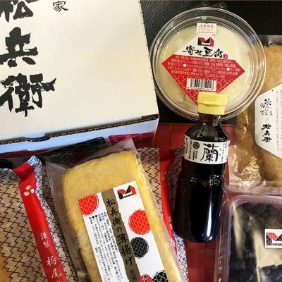 松兵衛ギフトセット<R>栃尾あぶらあげ3枚、寄せ豆腐【赤】1個、薄揚げ1袋、油揚げ雪室みそ漬け1枚、黒大豆の甘納豆1袋、高級だし醤油1本のセットです。