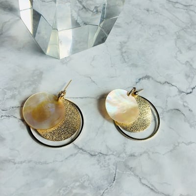 シェルとメタルパーツのピアス