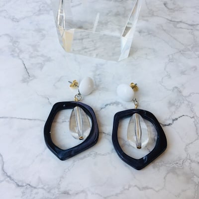 アクリルパーツのピアス