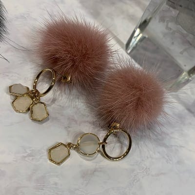 ホワイトアシンメトリーピアス★ミンクファーキャッチ★