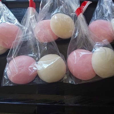 棟上げ餅セット(餅まきの餅、1斗5升) ・鏡餅1升… 神主さんに拝んでいただく ・四隅餅…四隅から投げる。(1升から4個取り) ・天餅…家の真ん中から落とす(5合) ・撒き餅…小さな丸いお餅をビニール袋に2個づつ入れます。 四隅餅と天餅には500円を入れます。2500円分含みます。