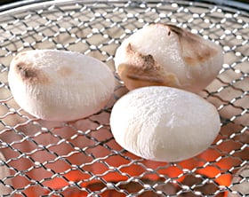 【送料込み】限定100セット。「冬の杵つき餅詰め合わせ」かき餅(うす甘×1袋と塩味×1袋)、毎日がもちようび(切り餅10枚入り×2袋)、丸餅(10個入り×1袋)が入ったセット。幻の産地と言われた、鳥取県日野郡日南町笠木のもち米100%使用した、こしと伸びが自慢の餅です。