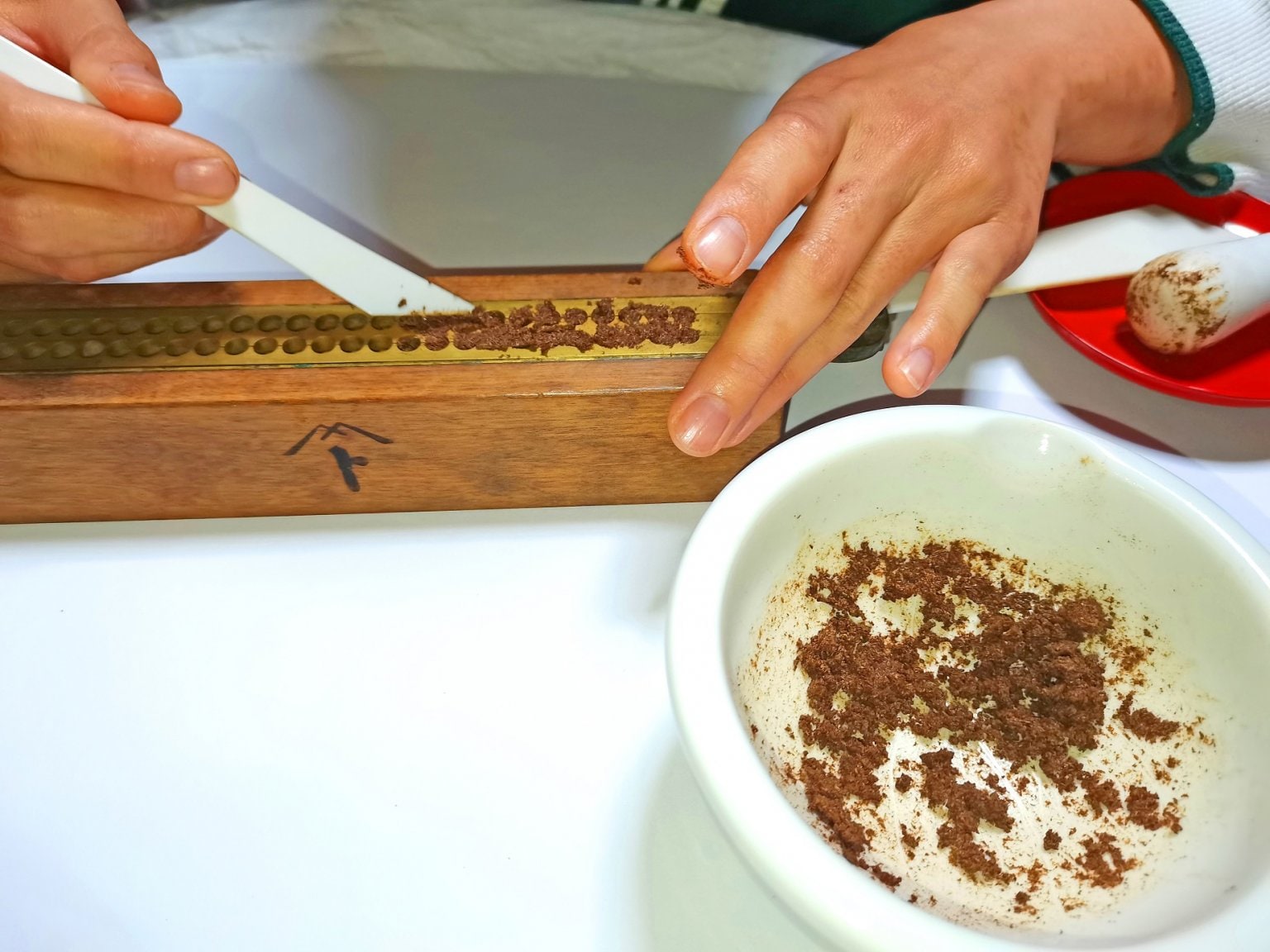 江戸時代のホンモノの扇形製丸器を使って、実際に丸薬を作る体験　1人用