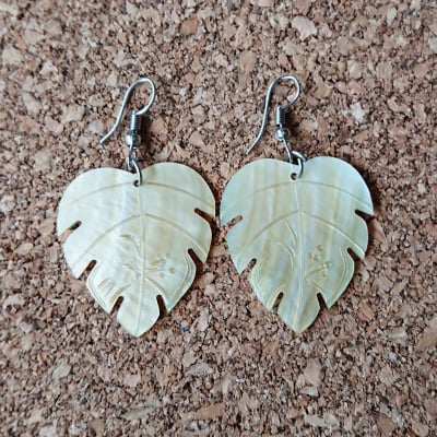 【送料無料】♡モンステラ シェルピアス♡ ピアス*貝*貝がら*アジアン*夏*アクセサリー*インスタ*映え