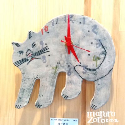 何か言いたげなグレー猫の全身時計 陶製の掛け時計-m.yam clay works