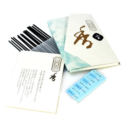 【焚きくらべ宝】お線香をもっと知っていただけるようお試し用のお線香を 発売いたしました。煙の少ない「宝」シリーズの8種類の香りをお試しいただけます。