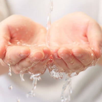 手をかざすだけで装置に触れる事も無く、自動的に除菌水が出て来て、完全除菌で手を洗う事が可能な、電解式次亜塩素酸水生成器 @手・洗う