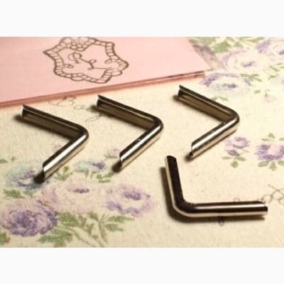 シンプルなコーナー金具(角金)■ニッケル4個入り|お得な10パックセット◼︎クリップボードに最適!カルトナージュの材料に