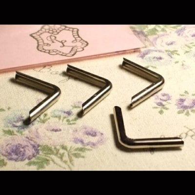 ★大サイズ■シンプルなコーナー金具(角金)ニッケル4個入り×10パック 厚さ3.6mm【バインダー 金具 カルトナージュ 材料 binder】