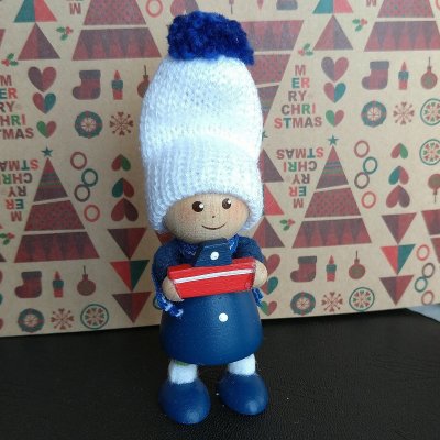 ノルディカニッセ(nordika nisse) 小舟を持った青いコートの男の子