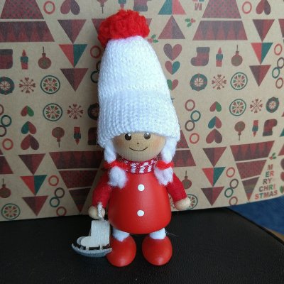 ノルディカニッセ(nordika nisse)スケート靴をもった赤いコートの女の子
